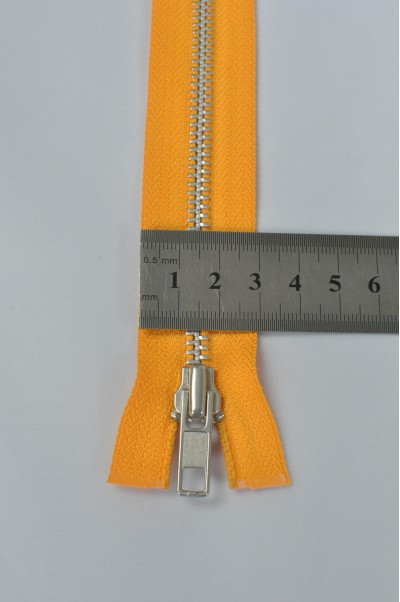 ZIP079  4號拉鏈  金屬開尾拉鏈  銀白色單頭拉鏈  不設單獨拉鍊訂購  側面照